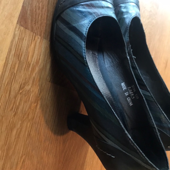 Unique striped shoes - Picture 5 of 5